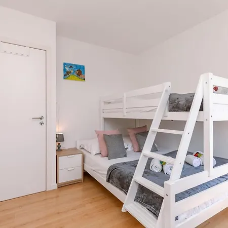 Lovely Family Holiday With Terrace Near The Beach